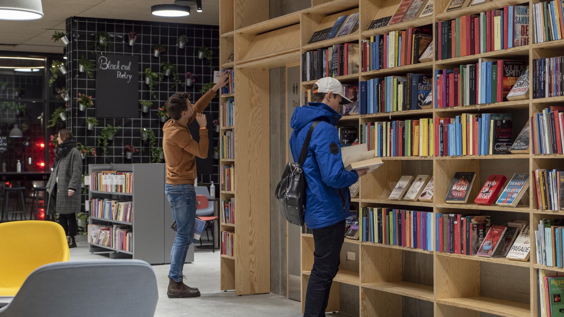 På opdagelse i reolerne i Gellerup Bibliotek